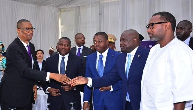 Lagos State Governor, Akinwunmi Ambode (2nd right), in a handshake with Minister of Trade, Investment and Industry, Okechukwu Enelamah (left) during the visit of the Togolese President to the Dangote Refinery at the Lekki Free Trade Zone. With them are President of Togo, Faure Gnassingbe (middle); President, Dangote Group, Aliko Dangote (2nd left) and Chairman, Zenon Petroleum and Gas Limited, Femi Otedola (right).
