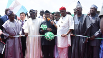 Osinbajo flanked by Lagos Governor Akinwunmi Ambode, Transport Minister Rotimi Amaechi and others. 