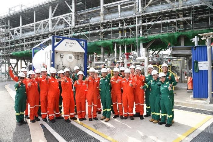 Singapore’s first LNG truck to ship loading facility ready for operations...