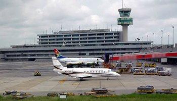 Aviation workers threaten strike over salary cut