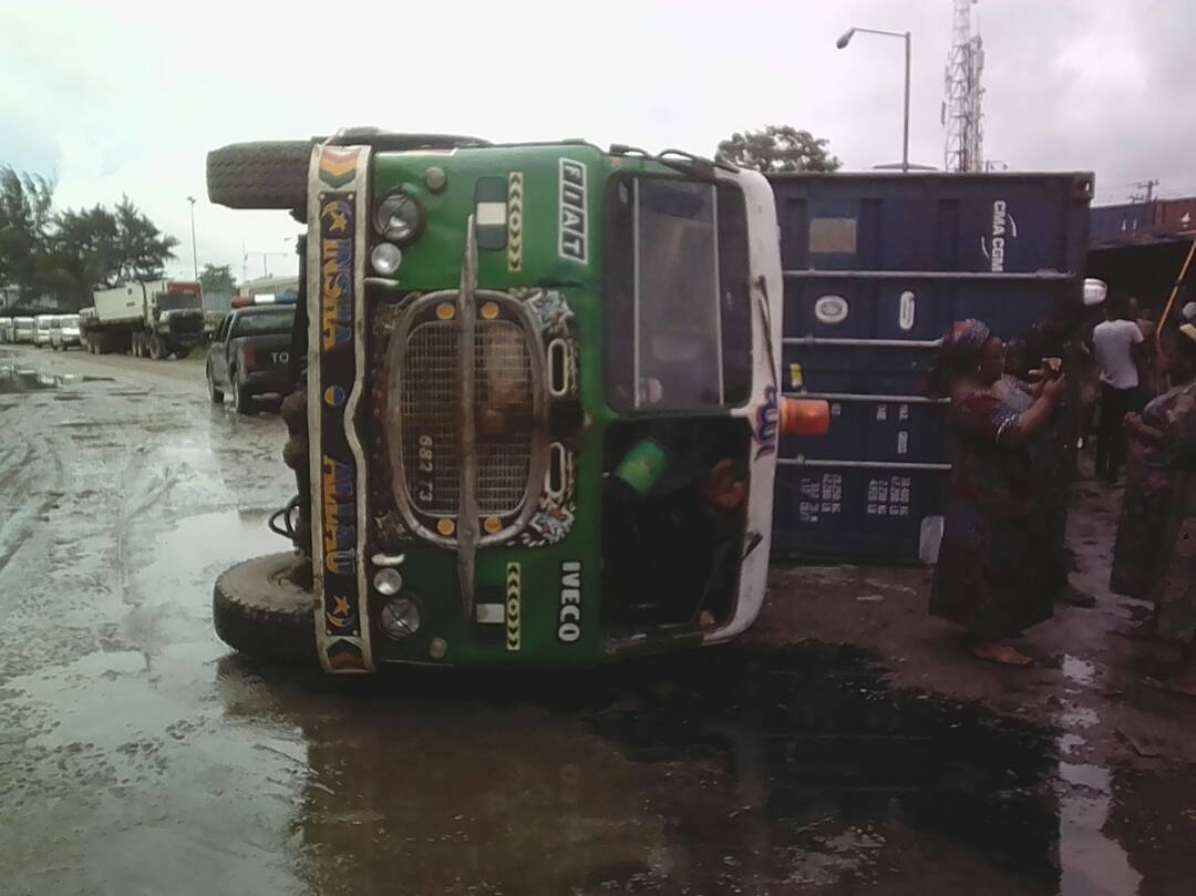 Trucks laden with goods fall at Apapa road-8