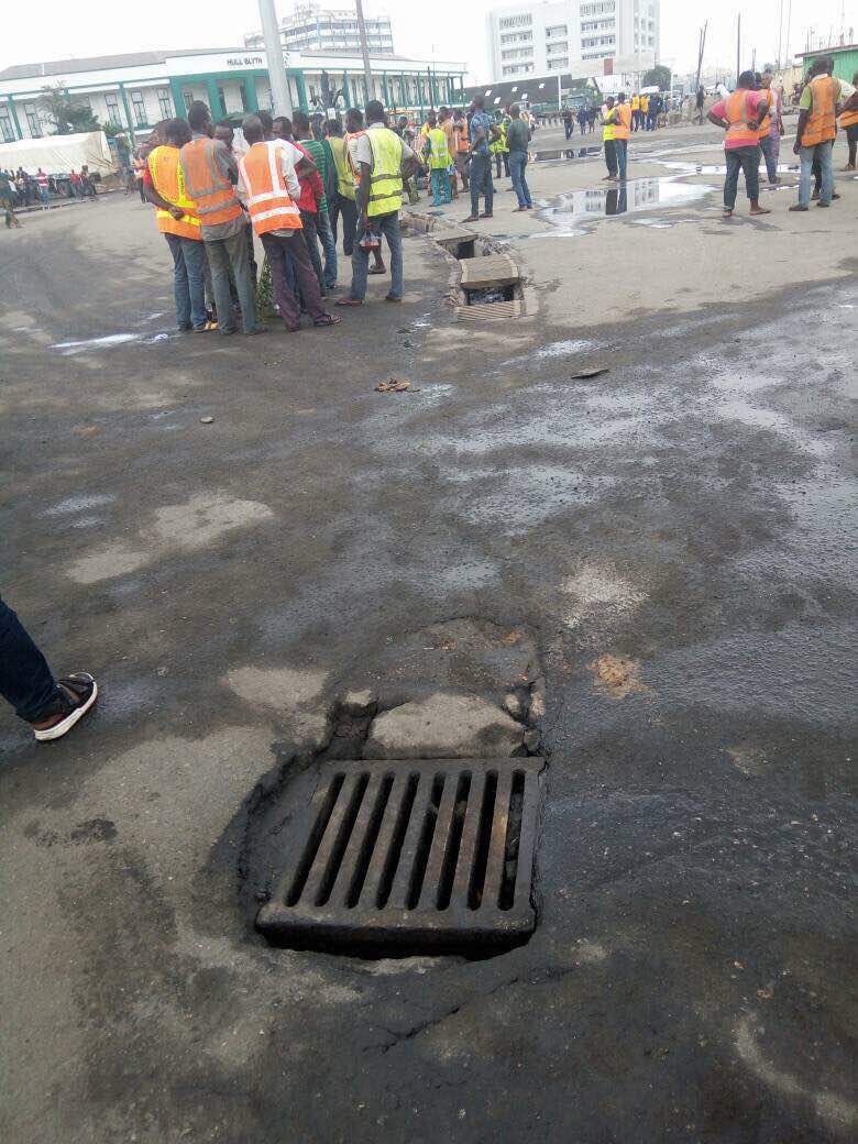 Irate mob burns down Diamond Bank after policeman kills truck driver in Apapa