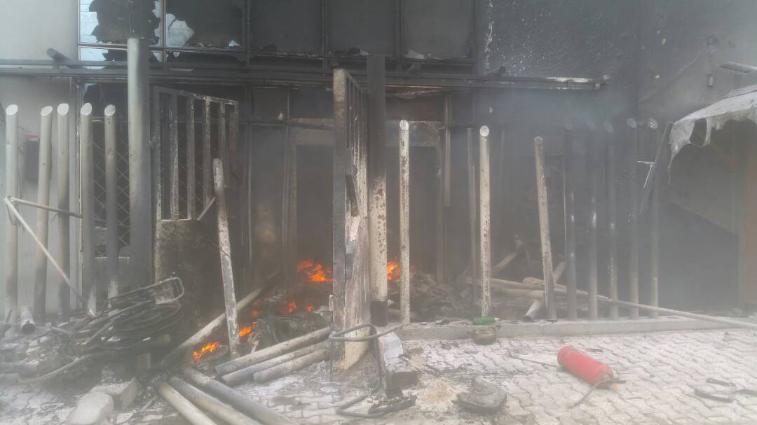 Irate mob burns down Diamond Bank after policeman kills truck driver in Apapa