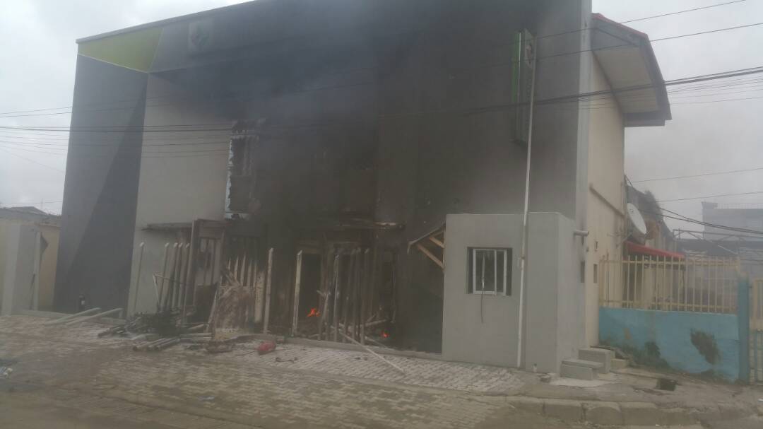 Irate mob burns down Diamond Bank after policeman kills truck driver in Apapa