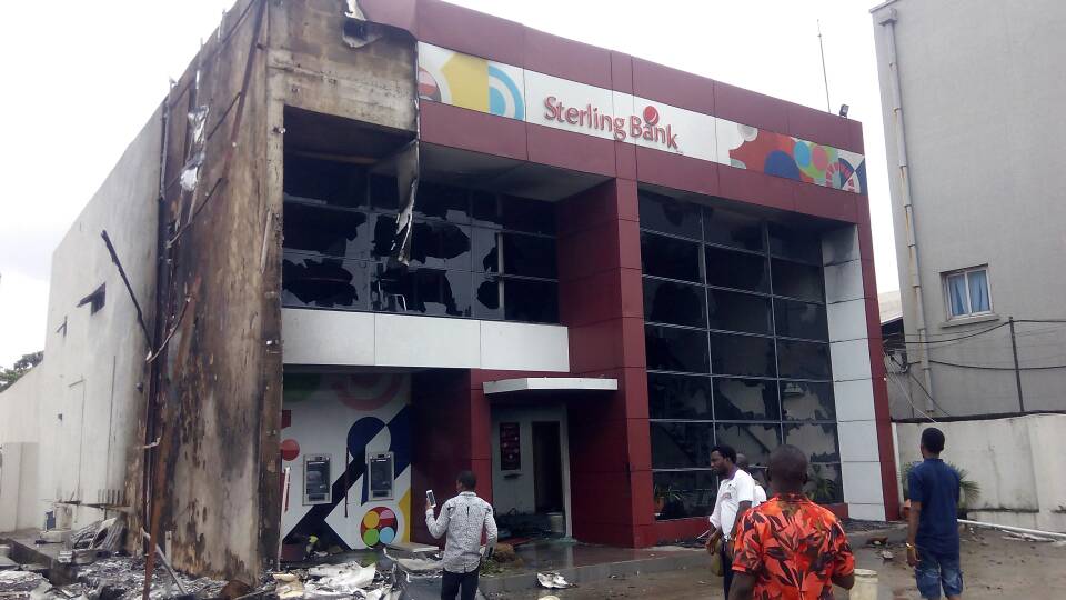 Irate mob burns down Diamond Bank after policeman kills truck driver in Apapa (2)