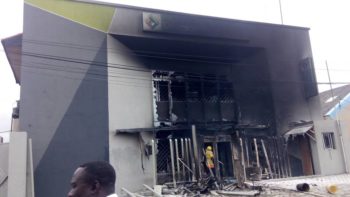 Irate mob burns down Diamond Bank after policeman kills truck driver in Apapa (2)