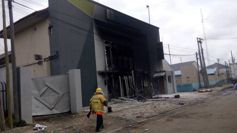 Irate mob burns down Diamond Bank after policeman kills truck driver in Apapa (2)