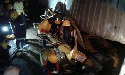 container falls on bus in Lagos 2