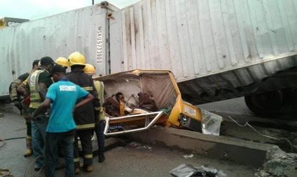 container falls on bus in Lagos 3