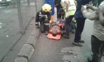 container falls on bus in Lagos 4