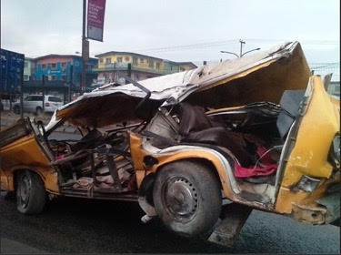 container falls on bus in Lagos 9