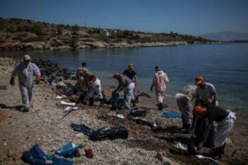 Blame game in Greece as oil spill spreads to Piraeus port
