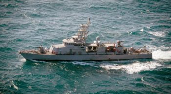 Iranian army ship confronts U.S. navy 