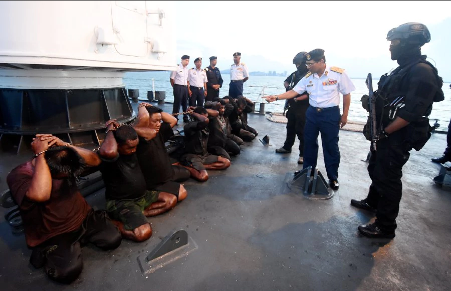 Malaysia foils tanker hijacking, arrests 10 pirates