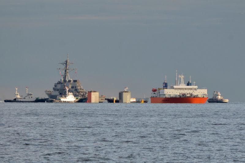 Damaged US warship Fitzgerald loaded in Japan_1