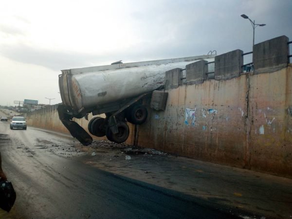 Tanker crashes into flyover in Onitsha (2)
