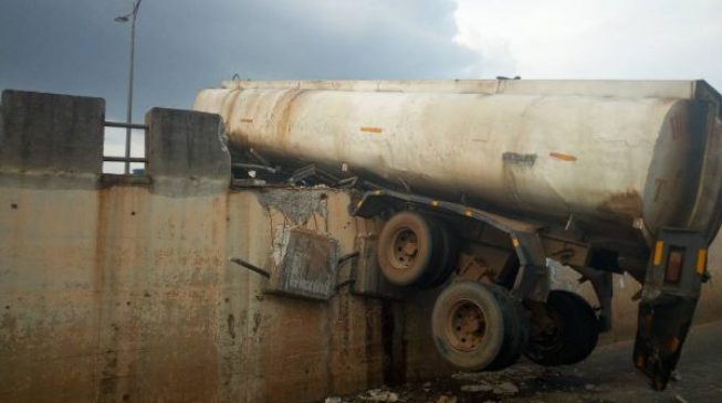 Tanker crashes into flyover in Onitsha (4)