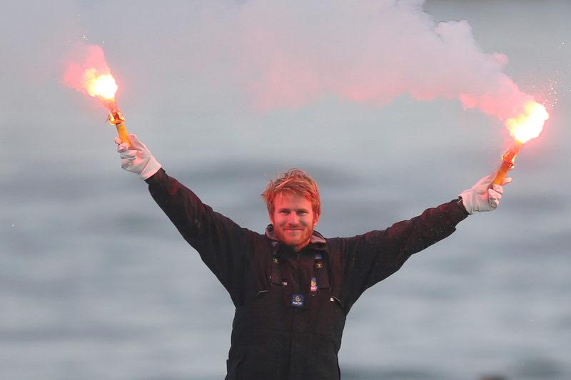 French skipper shatters world record in solo sailing_1