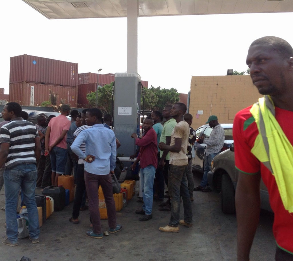 Fuel queues return to major cities _3