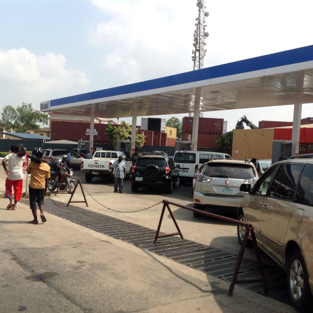 Fuel queues return to major cities _4