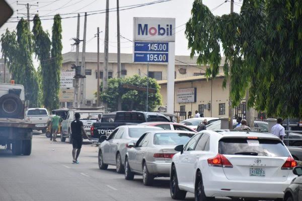 Fuel queues return to major cities _9