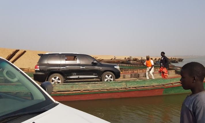 PHOTOS: Sokoto Governor, Tambuwal in dangerous trip across River Benue