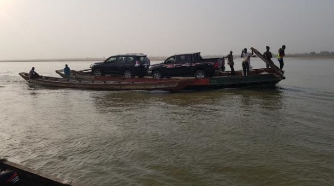 PHOTOS: Sokoto Governor, Tambuwal in dangerous trip across River Benue