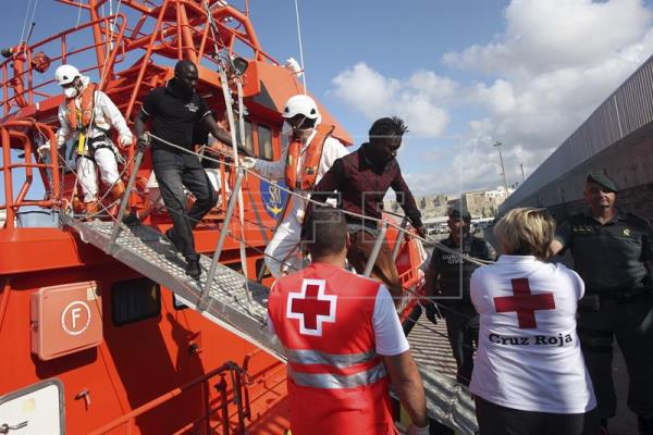 Italian coastguard vessel berths with 522 migrants in Sicily