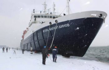 Ice traps Russian ferry carrying 127 passengers