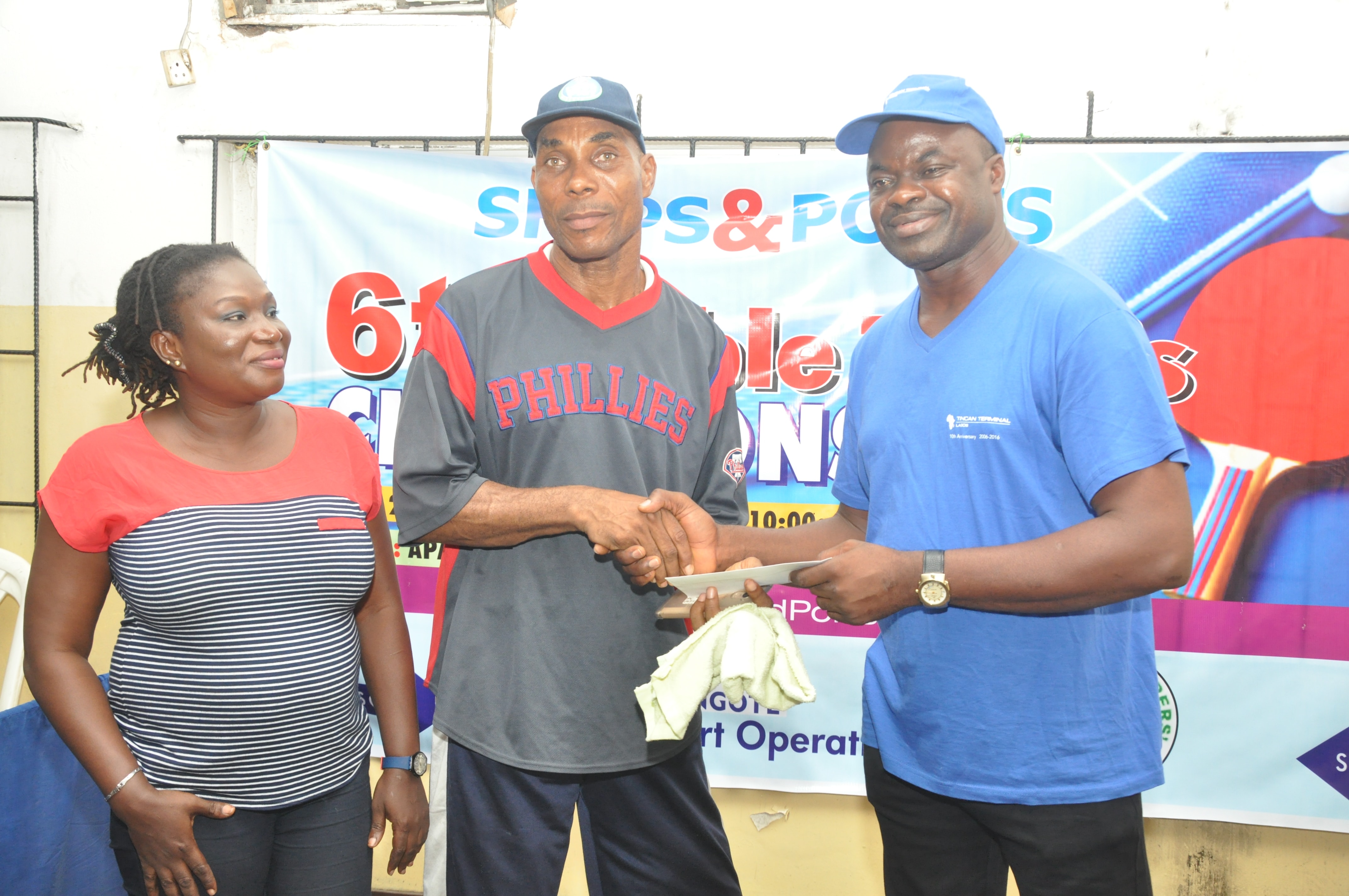 The first runner up of the championship, Ambe Philips (centre) receiving his cheque from Olatunbosun Timothy of TICT (right).