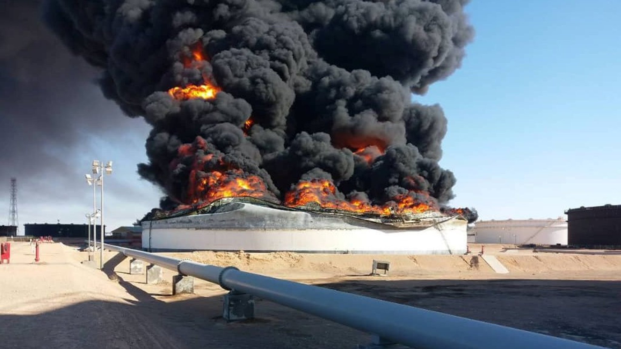 Attackers destroy two oil tanks at Libyan port 
