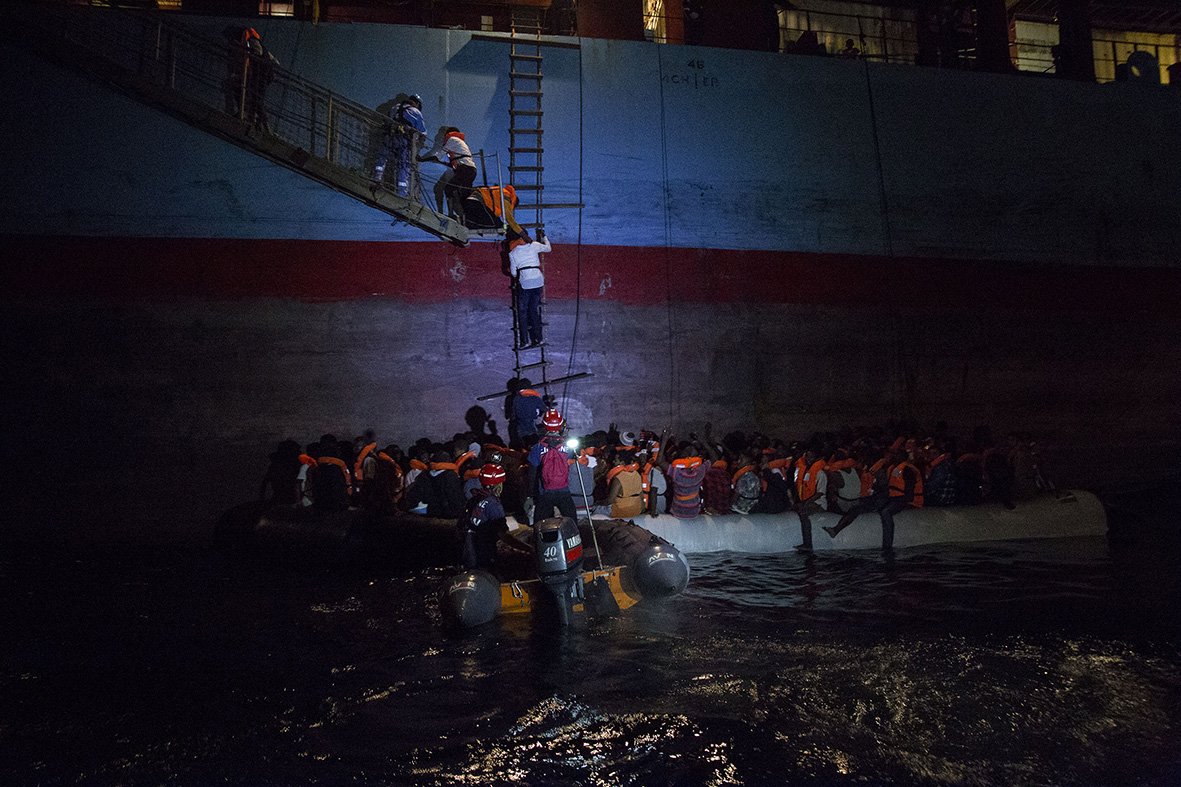 Maersk containership picks up 113 migrants off Italy (1)