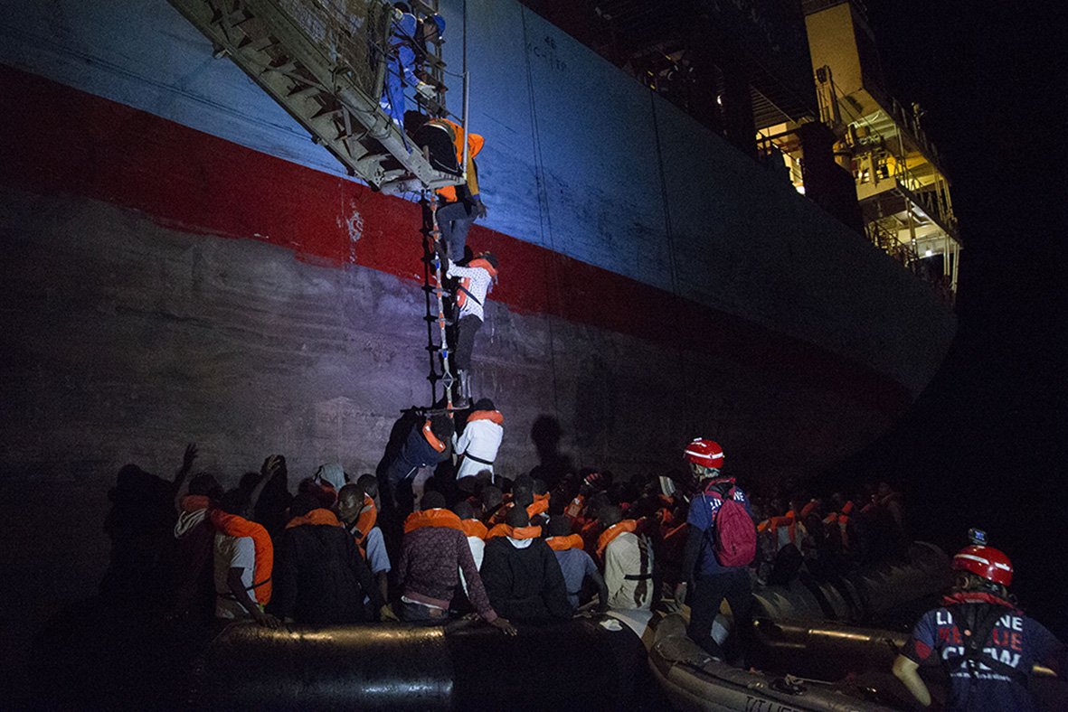 Alexander Maersk docks with rescued immigrants in Sicily