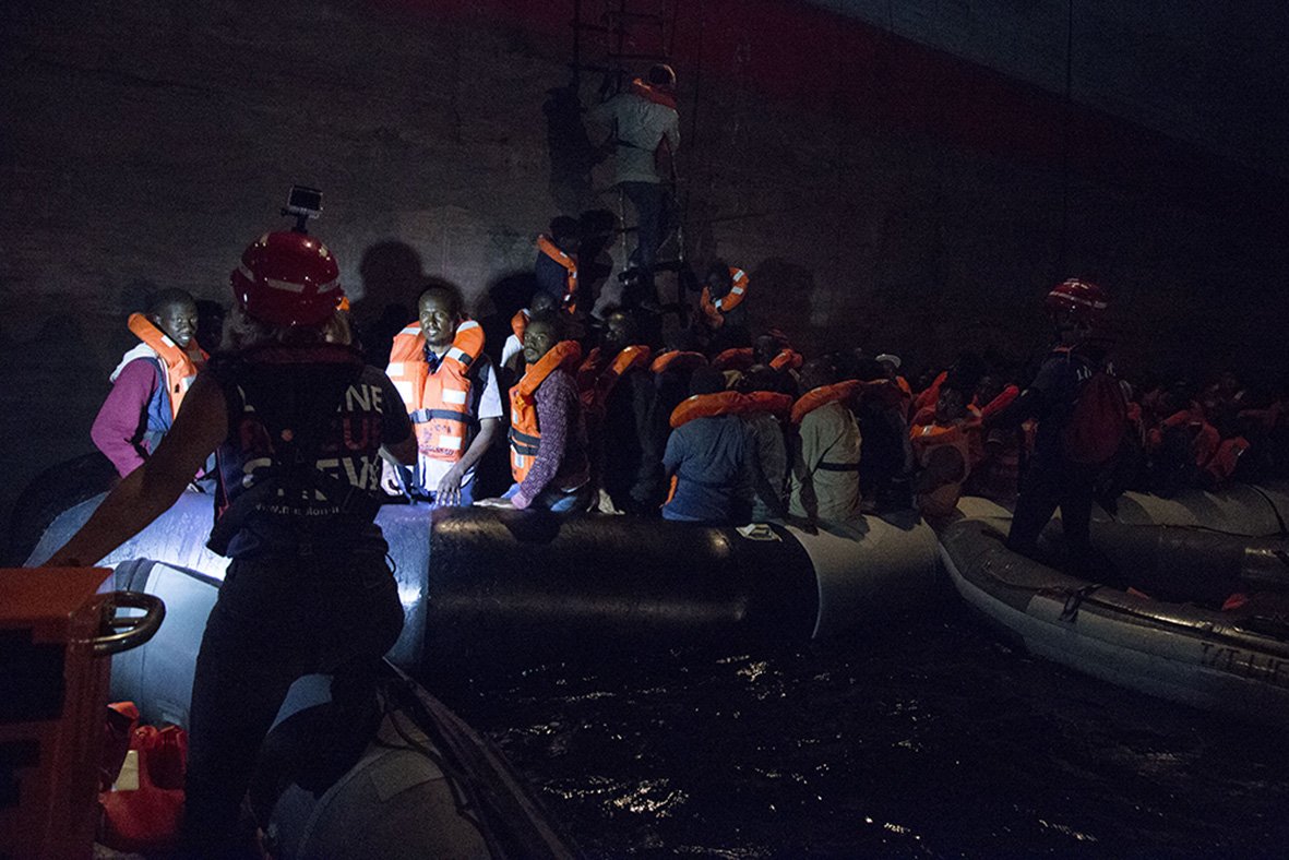 Maersk containership picks up 113 migrants off Italy (3)