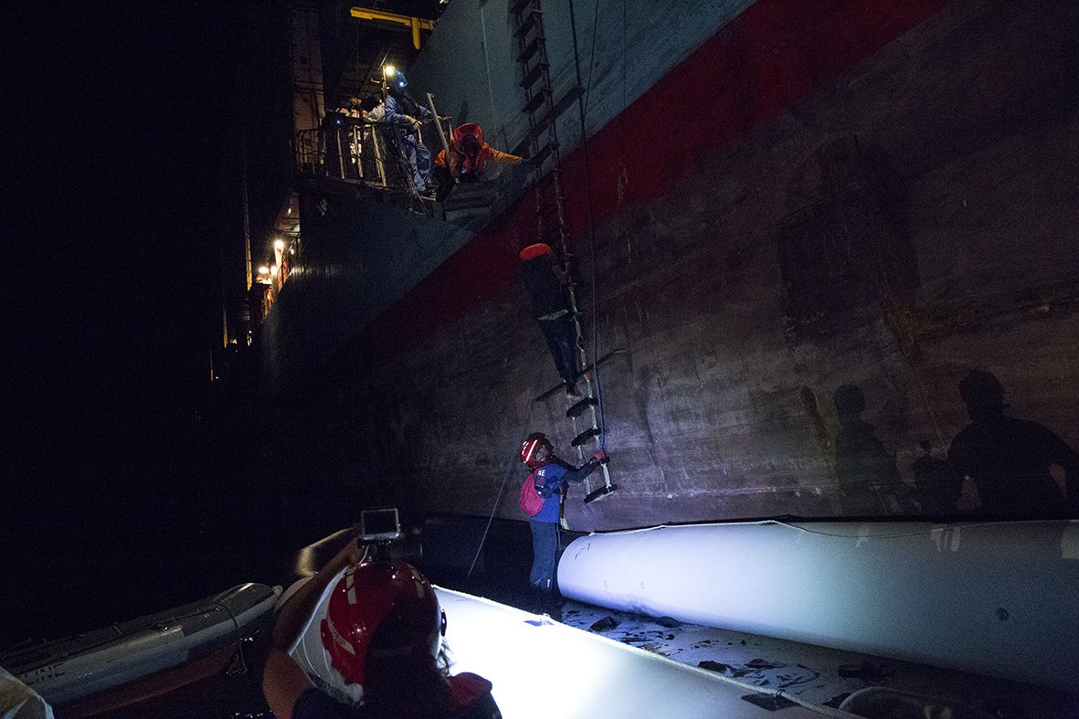 Maersk containership picks up 113 migrants off Italy (4)