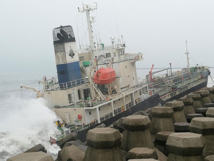 Ship splits into two off Taiwan