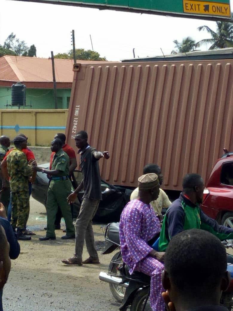 Container crushes two cars in Apapa_1