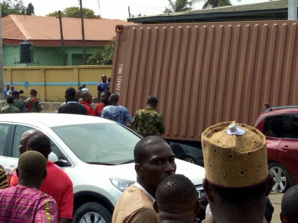 Container crushes two cars in Apapa_2