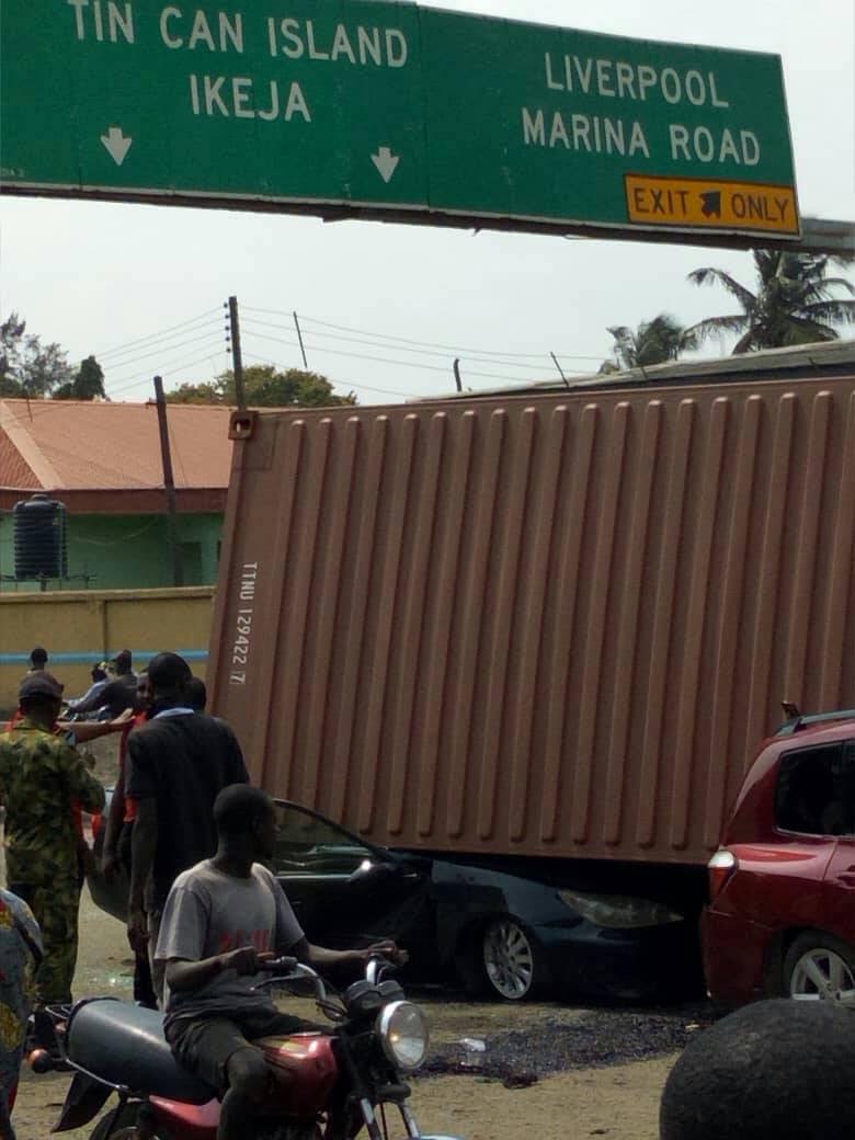 Container crushes two cars in Apapa_3