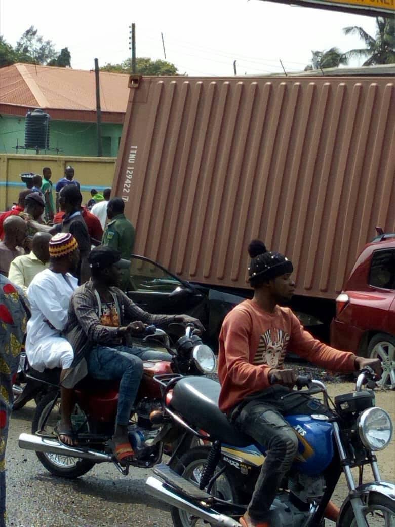 Container crushes two cars in Apapa_4