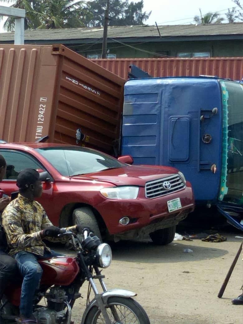 Container crushes two cars in Apapa_5