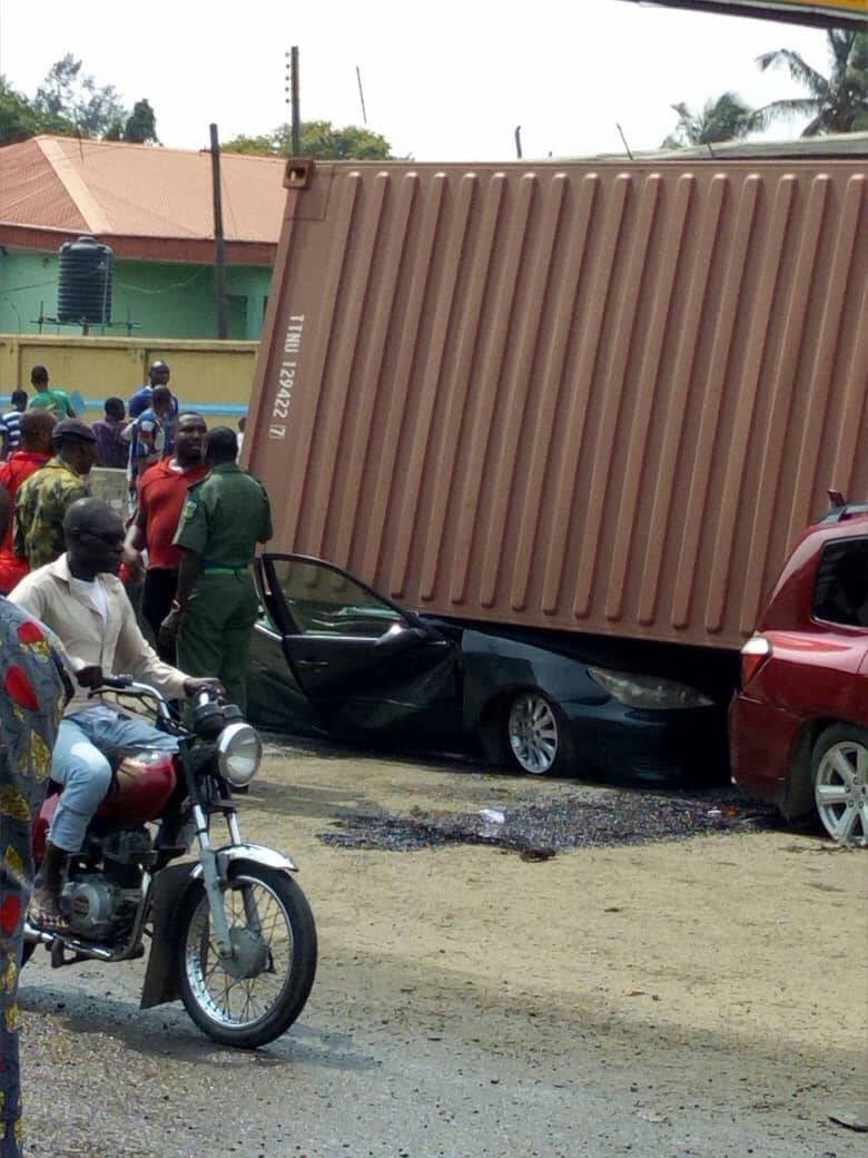 Container crushes two cars in Apapa_6