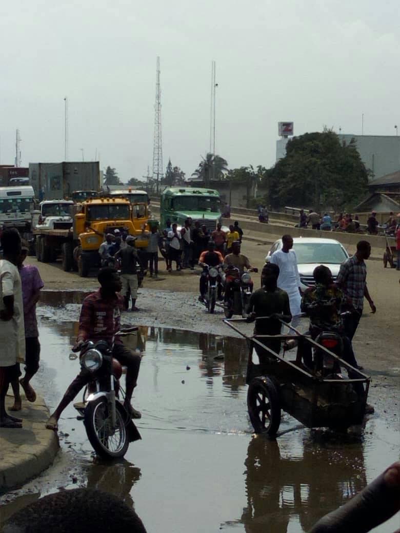 Container crushes two cars in Apapa_8
