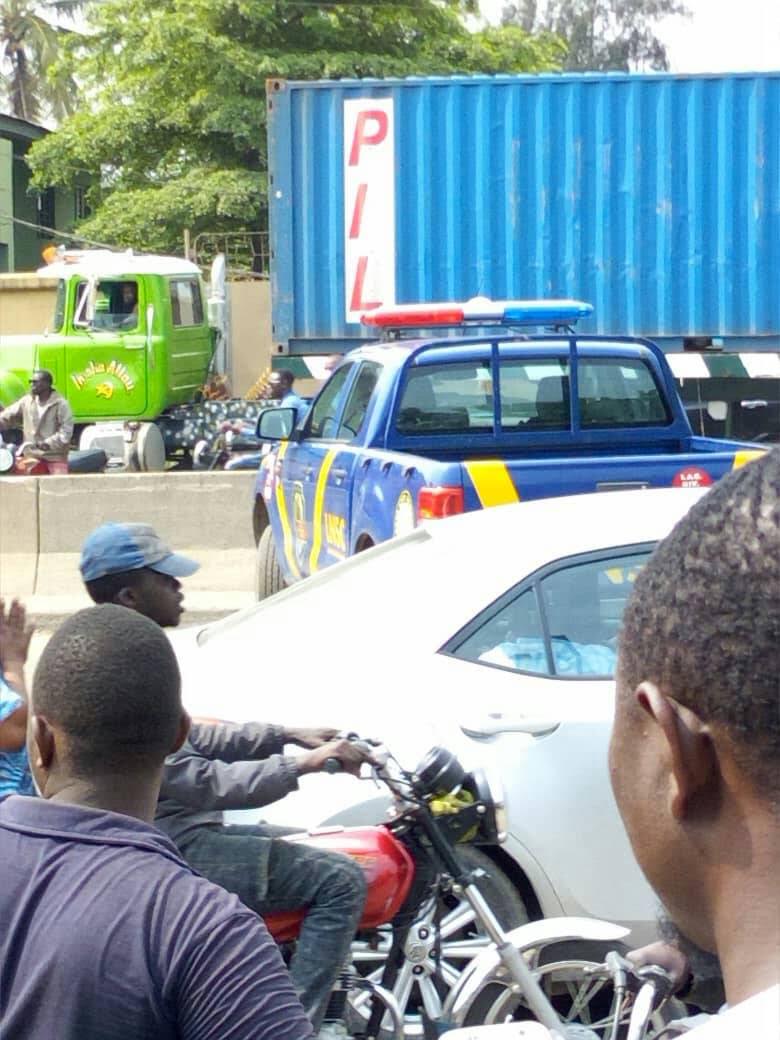 Container crushes two cars in Apapa_9