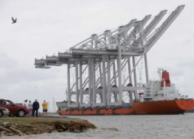 Houston port receives super post-panamax cranes