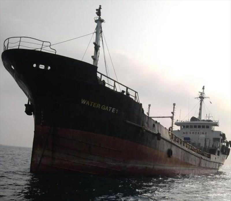 Navy arrest 8 suspected diesel smugglers, vessel