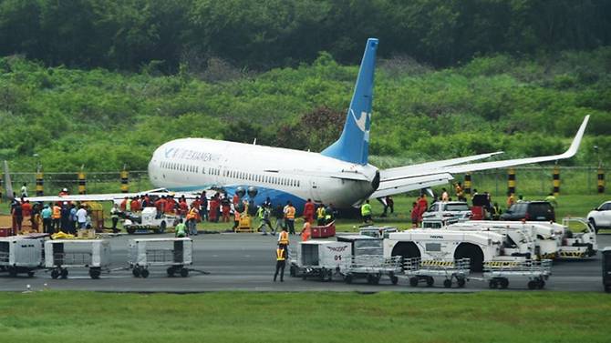 Passenger jet skids off runway in Manila