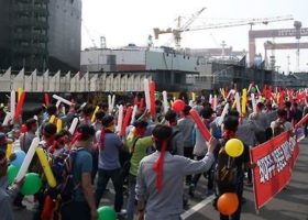 Hyundai Heavy Industries workers strike for four hours