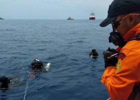 Flight JT610: Indonesia divers search for cockpit recorders