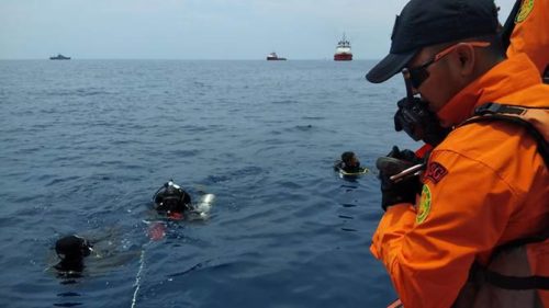 Flight JT610: Indonesia divers search for cockpit recorders